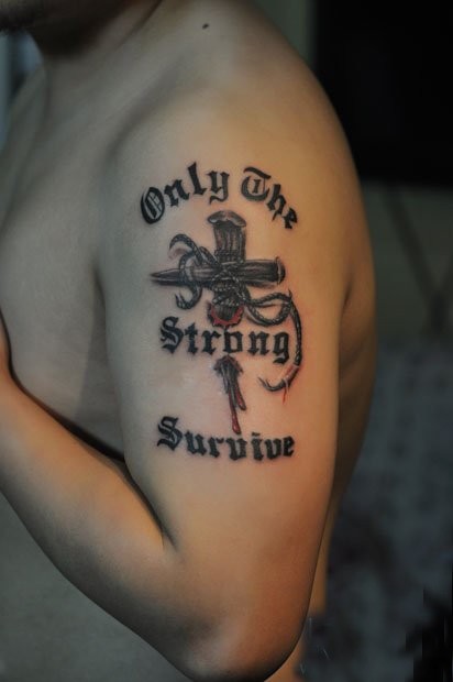 男人手臂字符十字架刺青