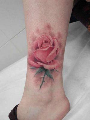 脚踝上方的玫瑰花纹身图案图案
