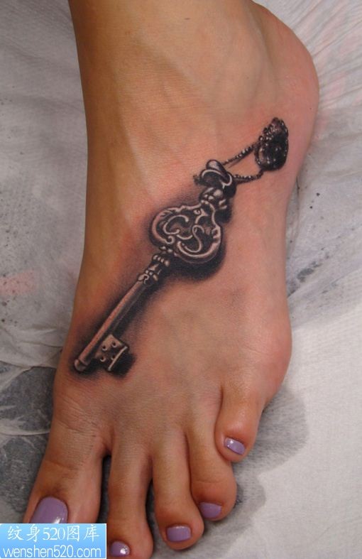 脚面上的3D钥匙纹身图案图案