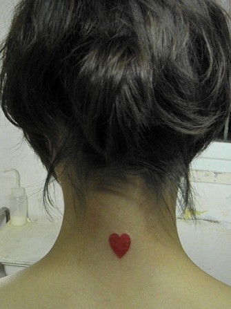 女性颈部彩色心形刺青