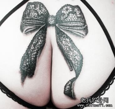 一幅臀部蕾丝蝴蝶结纹身图案