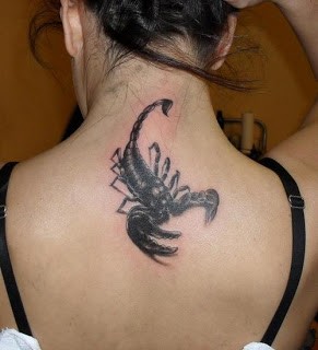 女性背部帅气的蝎子纹身