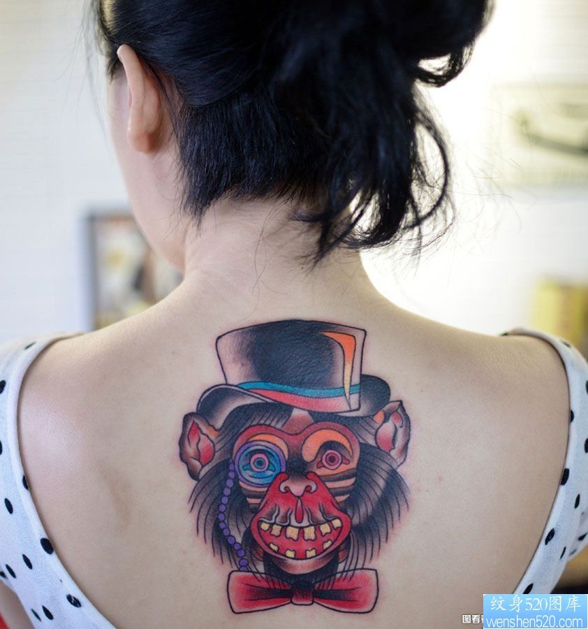 女人背部卡通彩色猴子纹身图案