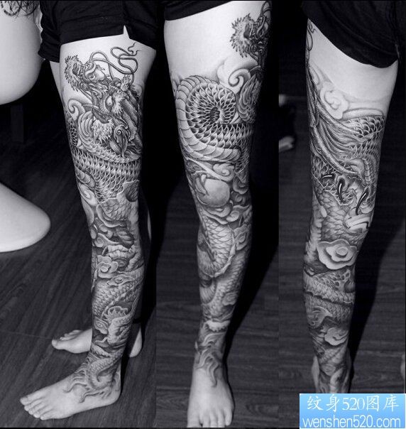 一幅个性黑白花腿纹身图案