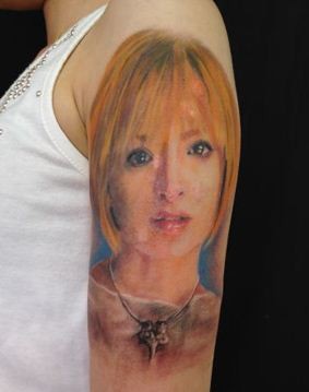 大臂上女孩肖像纹身图案图案