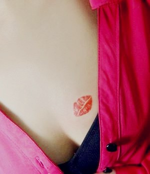 女性胸部红唇吻痕刺青