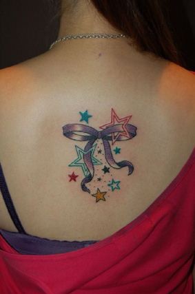 女孩后背蝴蝶结和小星星纹身图案