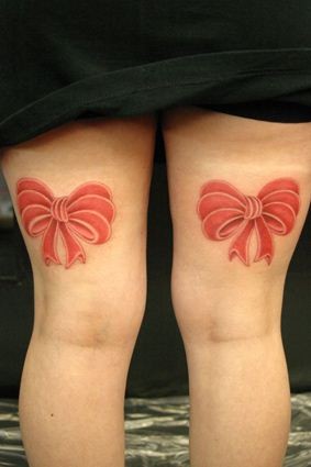 女孩大腿背后彩色蝴蝶结纹身图案