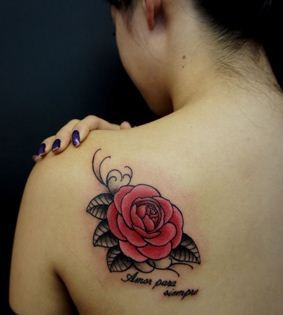 女孩后肩逼真的玫瑰花纹身图案图案