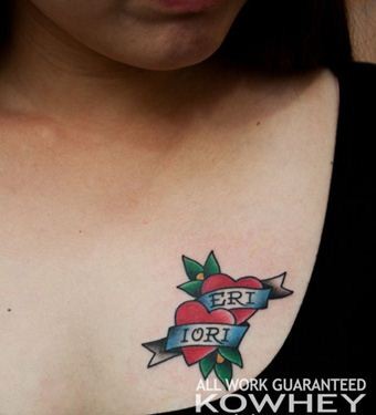 女孩胸前红色桃心纹身图案