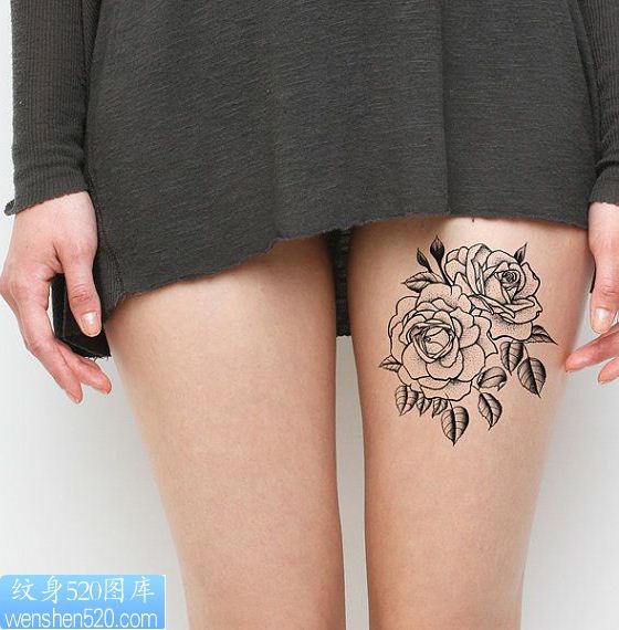 女孩大腿上的玫瑰花纹身图案