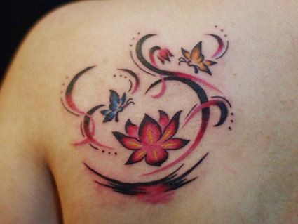 彩色花和蝴蝶纹身图案