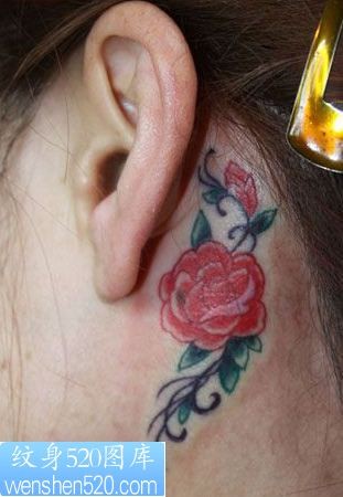 女孩耳后花和藤蔓纹身图案