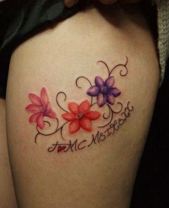 女孩大腿水仙花字母纹身图案