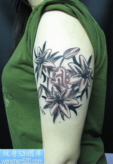 大臂上盛开的鲜花纹身图案