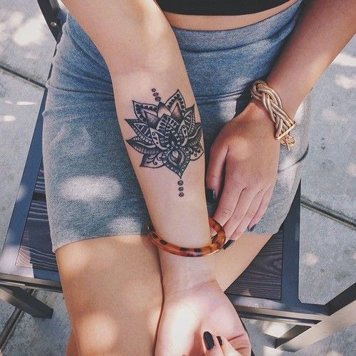 女性手臂漂亮的梵花纹身