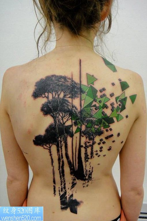 女孩后背大树纹身图案