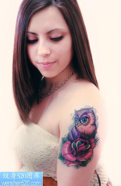女孩手臂猫头鹰花纹身图案图案