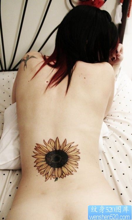 一款女性背部向日葵纹身图案