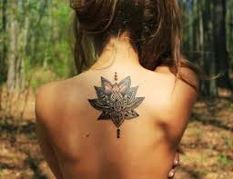 一款女性背部莲花纹身图案