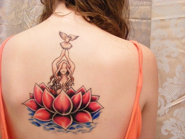 一款女性背部莲花纹身图案