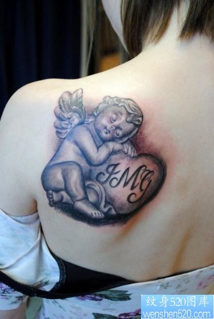 女性背部黑灰天使纹身图案