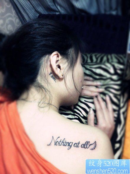 女性肩背字母纹身图案
