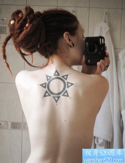 一款女性背部太阳纹身图案