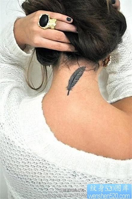 女性脖子羽毛纹身图案