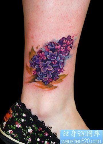 一款腿部彩色花纹身图案