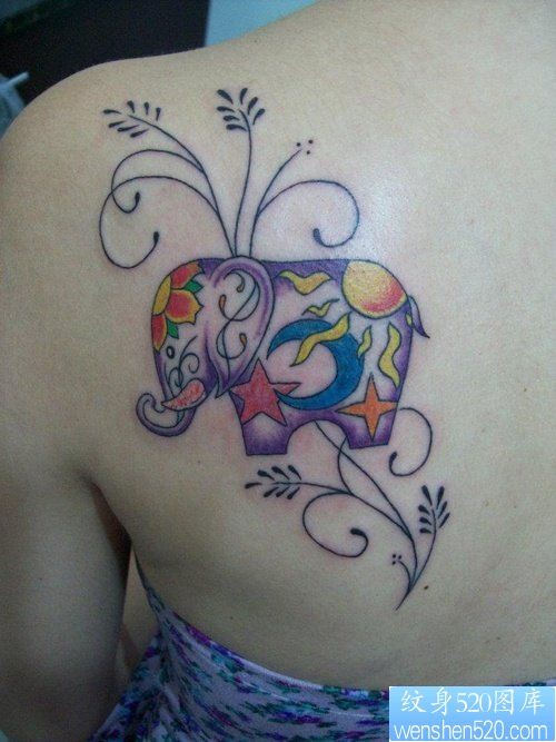 女性背部彩色象纹身图案