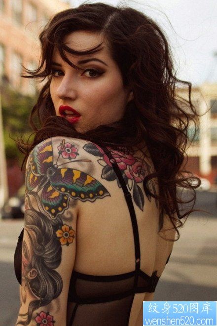 一款女性肩部蝴蝶纹身图案