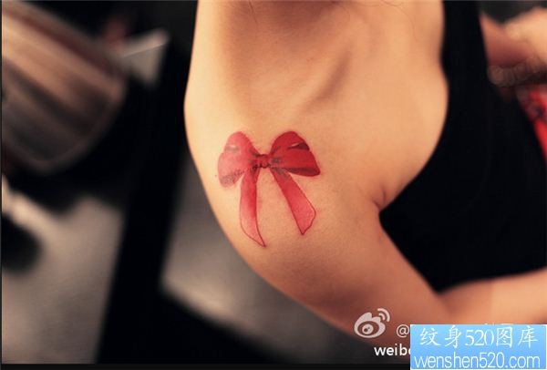 一款女性肩部蝴蝶结纹身图案