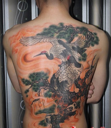 女士后背满背彩色白鹤纹身图案