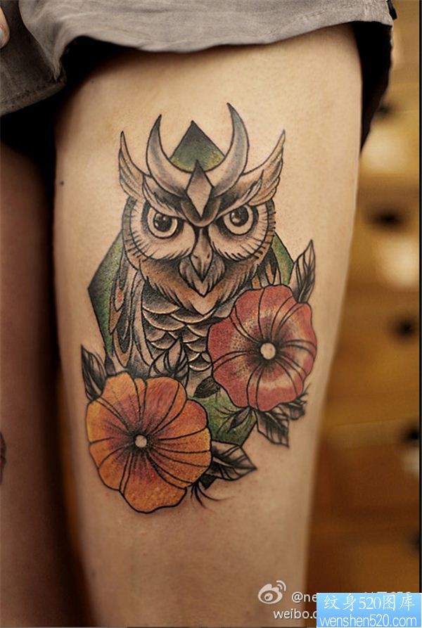女性腿部彩色猫头鹰纹身图案