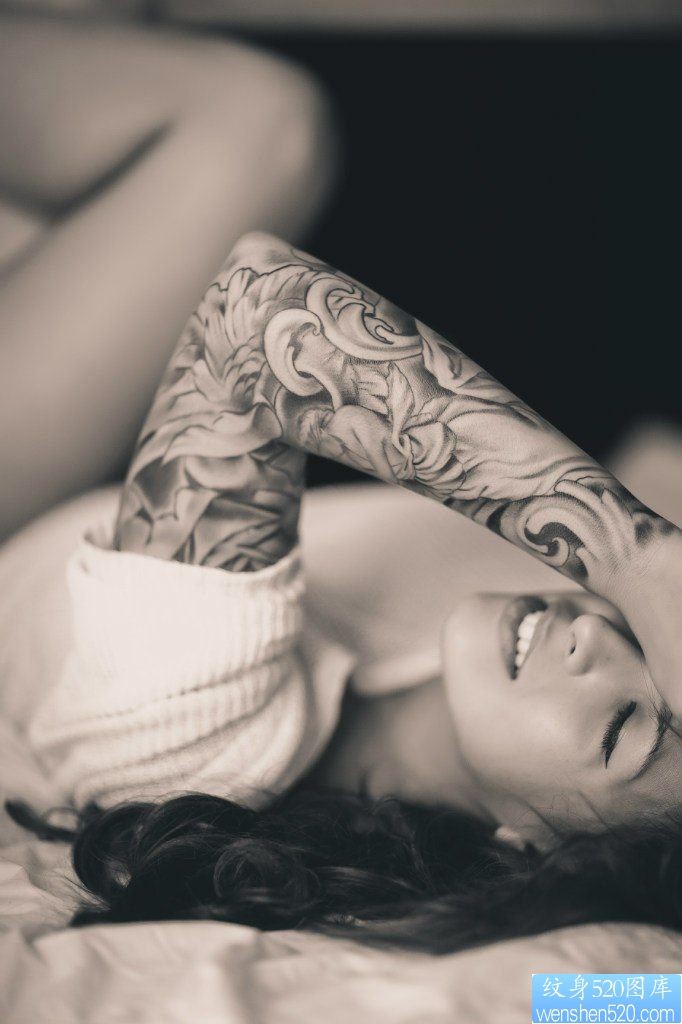 女性黑灰花臂纹身图案