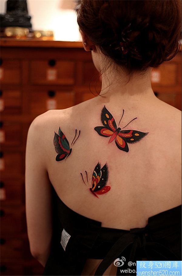 女性背部蝴蝶纹身图案