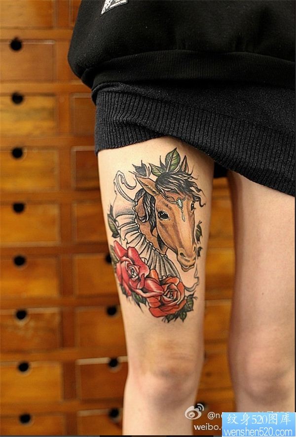 腿部彩色马纹身图案