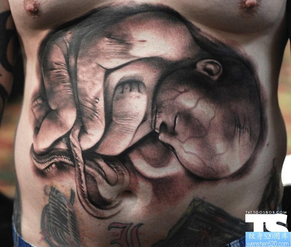 腹部个性胎儿纹身图案