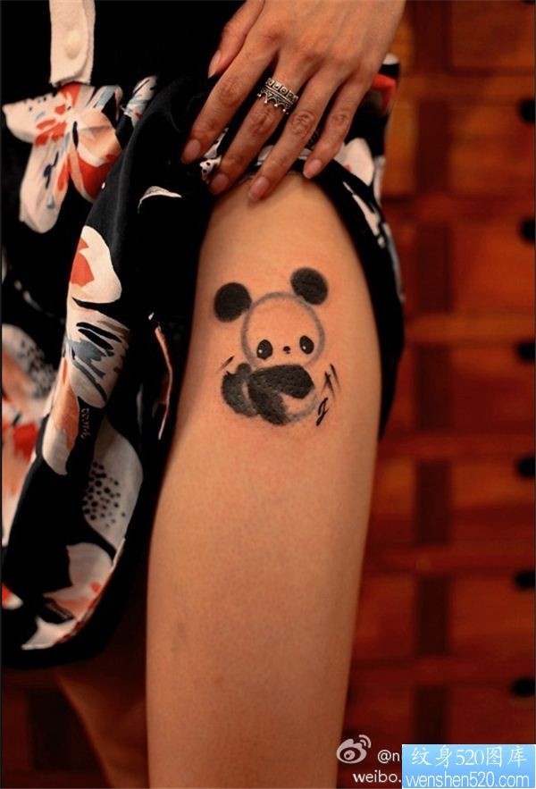 一款腿部熊猫纹身图案