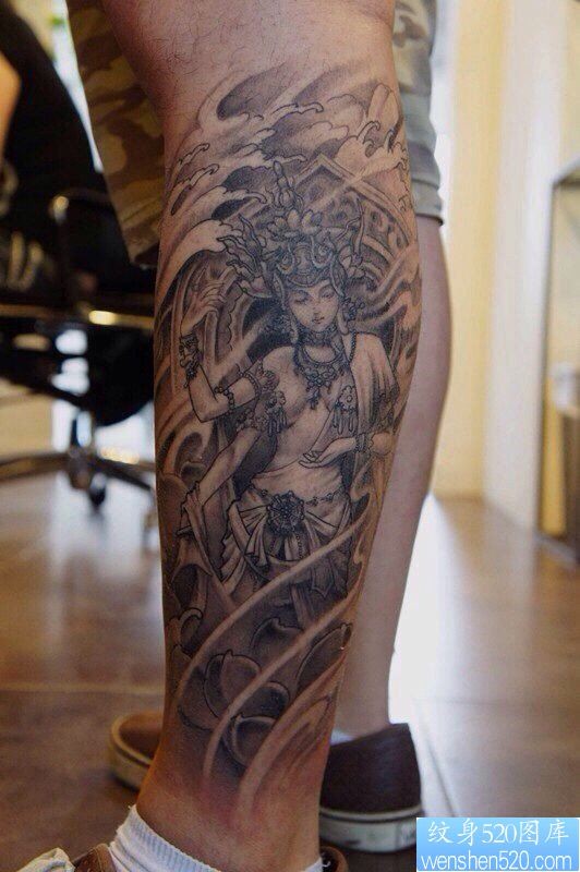 一款腿部人物纹身图案