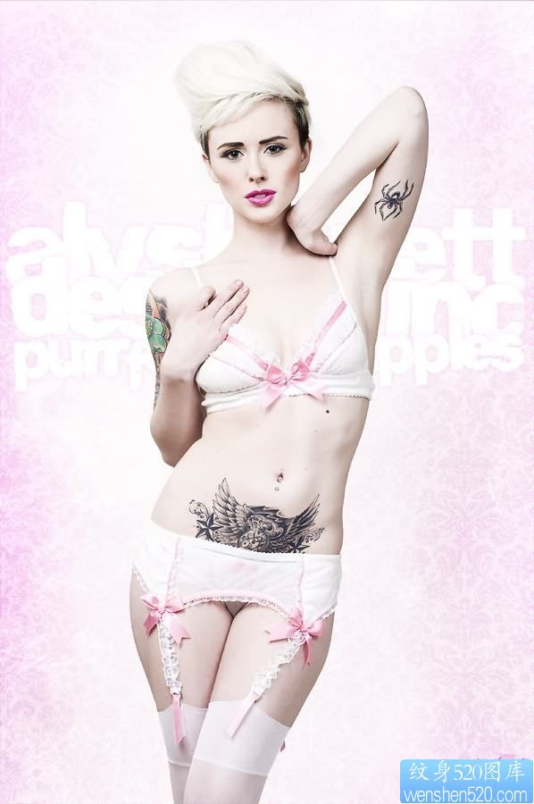 穿粉色比基尼美女的腹部性感纹身图案