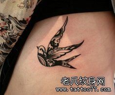 一款女性腰部燕子纹身图案