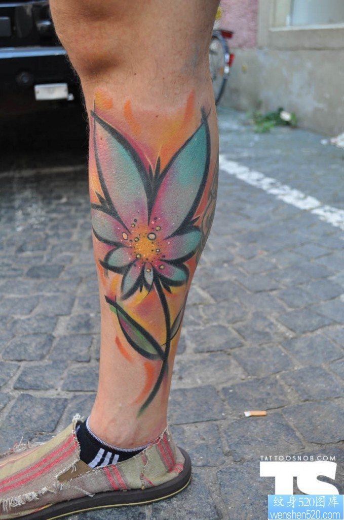 腿部一款个性花纹身图案
