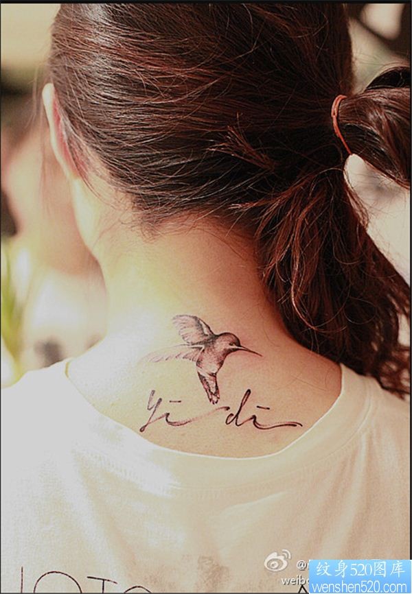 一款女性脖子蜂鸟纹身图案