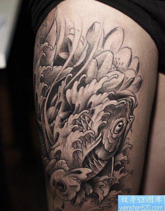 一款腿部鲤鱼纹身图案