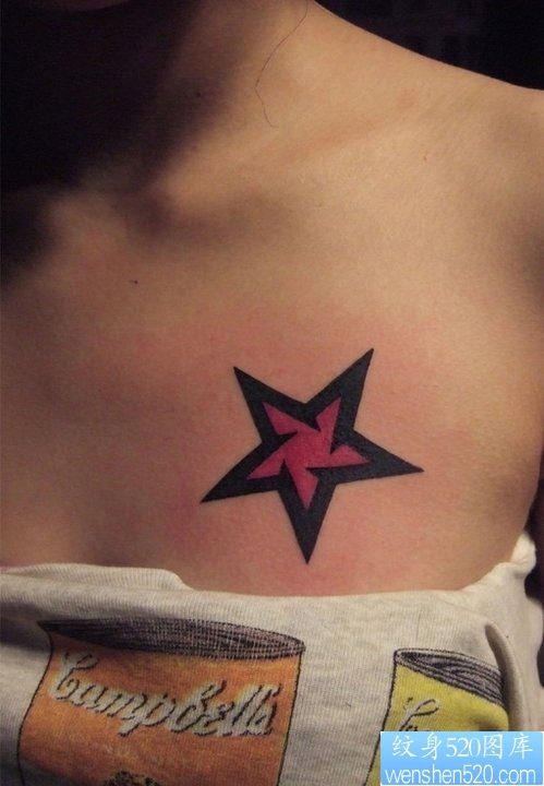 胸部个性五角星纹身图案