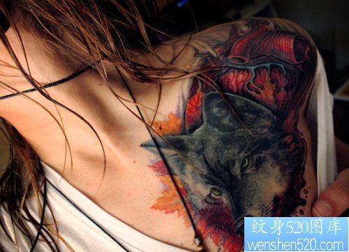 女性个性胸部狼纹身图案