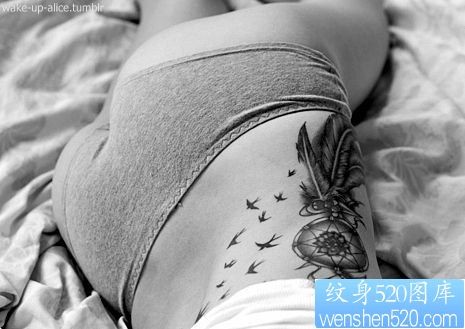 女性侧腰捕梦网纹身图案