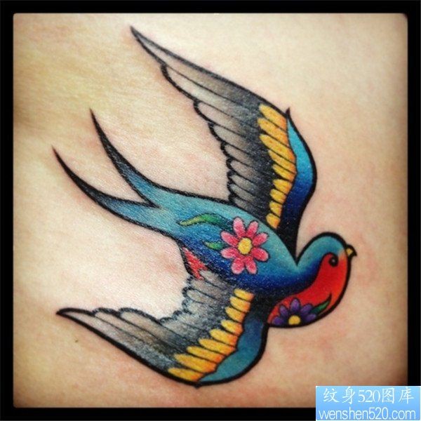 彩色燕子纹身图案
